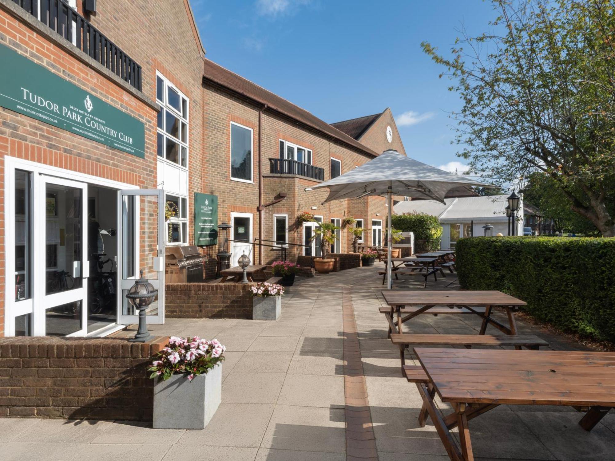 Delta Hotels By Marriott Tudor Park Country Club Мейдстън Екстериор снимка