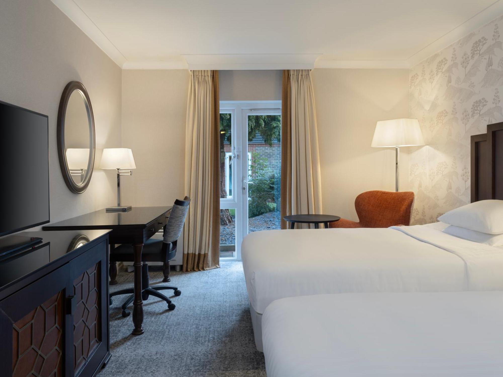 Delta Hotels By Marriott Tudor Park Country Club Мейдстън Екстериор снимка
